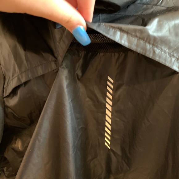 Under Armour Windbreaker - Picture 7 of 8